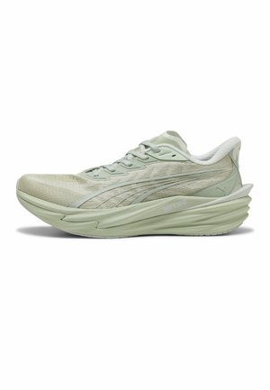 Hellgrüner Laufschuh mit dicker, gepolsterter Sohle, seitlichem Puma-Logo, Schnürung vorne und atmungsaktivem Mesh-Obermaterial.