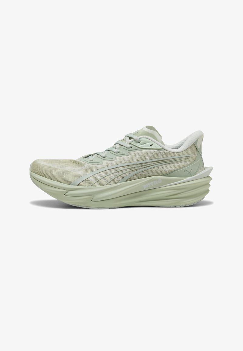 Chaussure de course vert clair avec semelle épaisse et rembourrée, logo Puma sur le côté, fermeture à lacets à l'avant et dessus en mesh respirant.