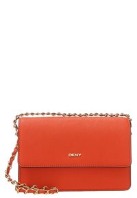 Oranžová křížová taška s texturou z umělé kůže, zlatým řetízkem a klopovým zapínáním. Na přední straně je zlaté logo.