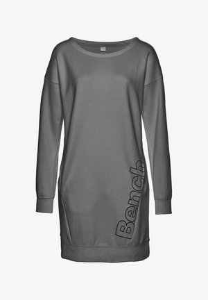 Robe sweat grise à coupe ample, avec des manches longues, un col rond et une impression de logo sur le côté en noir. Matériau doux, poignets côtelés.