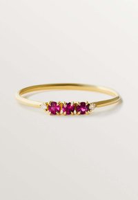 Anillo de oro con tres piedras preciosas redondas de un profundo color rosa y dos pequeñas piedras transparentes, engastadas en ajustes de garra con una banda lisa.