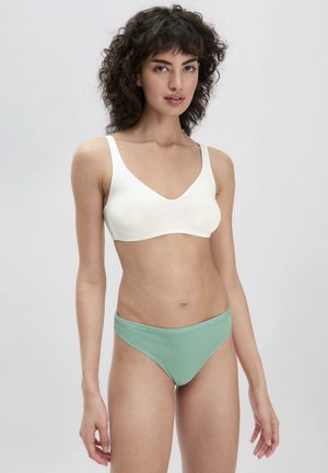 Lichte witte bralette met een V-halsontwerp, gecombineerd met mintgroene high-waisted slips, beide gemaakt van zachte stof.