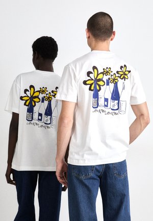 Weiße Baumwoll-T-Shirts mit einem lebhaften Grafikdesign von blauen Flaschen und gelben Blumen auf der Rückseite. Entspannt geschnitten, mit Rundhalsausschnitt.