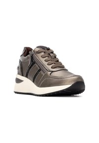 Sneakers con una toma superiore sintetica grigio metallico, accenti neri texture, chiusura con lacci e zip laterale, suola ammortizzata e suola nera con battistrada.