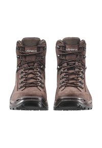 Braune Wanderschuhe mit Obermaterial aus Wildleder, gepolstertem Kragen, Metallösen und einer strukturierten Gummisohle; ausgestattet mit Schnürsenkeln und verstärktem Zehenbereich.