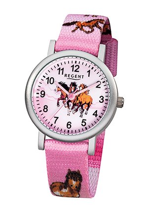 Montre-bracelet pour enfants avec bracelet en tissu rose ornée d'illustrations de chevaux, boîtier rond en argent et cadran affichant des chevaux au galop ainsi que des heures numérotées en noir.