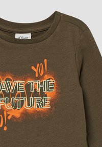 Brauner Baumwoll-Sweatshirt mit Rundhalsausschnitt und Graffiti-ähnlichem Text in Weiß und Orange: "RETTE DIE ZUKUNFT" mit "YO!"-Akzenten.