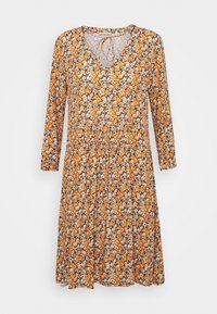 Langærmet kjole med blomsterprint i orange, gule og hvide farver på en mørk baggrund, med V-hals og bredt rynket talje.