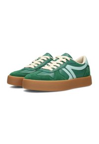 Sneaker in suede e pelle verde con dettagli azzurri, lacci bianchi e suola in gomma. Punta arrotondata e design della tomaia testurizzato.