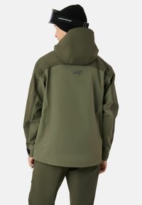 Olive zielona wodoodporna kurtka z kapturem, charakteryzująca się prostym designem, regulowanymi mankietami i logo na plecach. Gładka faktura tkaniny.