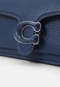 COACH POLISHED PEBBLE COVERED TABBY  - Kézitáska - deep blue