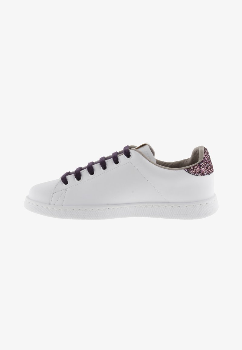 Sneaker en cuir blanc avec des lacets violets, un accent texturé pailleté sur le talon et une semelle en caoutchouc. Design simple et épuré.
