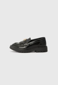 Sorte skinnloafers med en tykk gummisåle, detaljerte sømmer og en gullaccent på stroppen. Glatt tekstur og minimalistisk design.