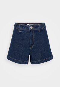 Mørkeblå denimshorts med rett snitt, med frontlukking med knapp, beltehemper og oppbrettede kanter. Ingen synlige mønstre eller dekorasjoner.