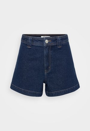 Σκούρα μπλε τζιν σορτς με ίσια γραμμή, διαθέτουν κλείσιμο με κουμπί μπροστά, θηλιές για ζώνη και ραμμένες άκρες. Χωρίς ορατά μοτίβα ή διακοσμήσεις.