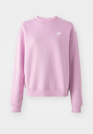 Sweatshirt rose avec un col rond, des poignets et un ourlet côtelés, et un petit logo blanc sur la poitrine gauche. Tissu doux et coupe décontractée.