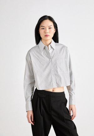 CROPPED STRIPE - Blúzka so zapínaním na gombíky - white