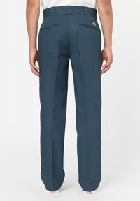 Pantalons bleu marine à coupe droite, avec des poches arrière, un détail de bouton et une texture lisse. Conception à plat devant sur mesure.