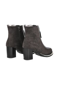 Botas de tobillo de ante gris oscuro con una silueta elegante, que presentan un acento metálico en la parte superior y tacones gruesos negros. Cierre con cremallera en la parte trasera.