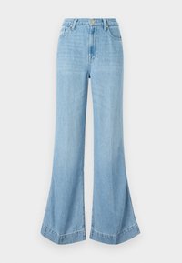 Jeans en denim bleu clair à jambe large, taille haute avec une fermeture à boutons, présentant une finition soignée et un ourlet évasé avec des fentes sur les côtés.