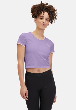 T-shirt cropped viola con maniche corte, rifinitura rosa chiaro, con il logo "FILA" in bianco sul petto. Abbinato a leggings neri.