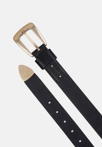 Musta nahkavyö, jossa on kultainen neliön näköinen solki, terävä pää ja viisi säätöaukkoa. Silkin sileä pinta, minimalistinen muotoilu.