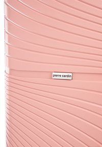 Rosa Hartschalentrolley mit strukturierter Oberfläche und diagonalen Rillen. Silbernes Logoschild zeigt den Markennamen "pierre cardin."