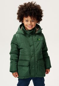 Grüne isolierte Jacke mit Kapuze, vorderen Druckknöpfen, zwei großen Taschen und einem weichen Innenfutter. Verfügt über ein kleines Logo-Patch.