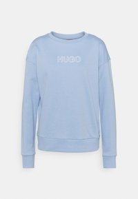 Světle modrá mikina vyrobená z měkké tkaniny; má hladký výstřih, snížená ramena a bílé vyšívané logo "HUGO" na hrudi.