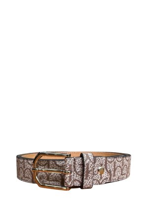 Cintura in pelle marrone con motivo, fibbia in metallo color oro e singolo rivetto metallico, arrotolata a forma circolare su sfondo bianco.