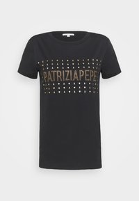 Camiseta de algodón negra con texto en relieve dorado "PATRIZIAPEPE" y patrones geométricos. Cuello redondo clásico y mangas cortas.