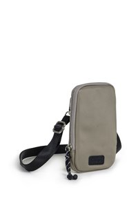 Pochette grigia con cerniera dal texture liscia, cinturino regolabile nero e un piccolo tassello decorativo. Presenta una patch con il marchio sul fronte.