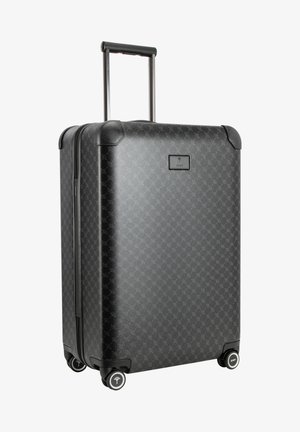 Schwarzer Hartschalenkoffer mit gemusterter Oberfläche, ausziehbarem Griff und vier Rädern für leichtes Manövrieren. Verfügt über eine markierte Logo-Plakette.