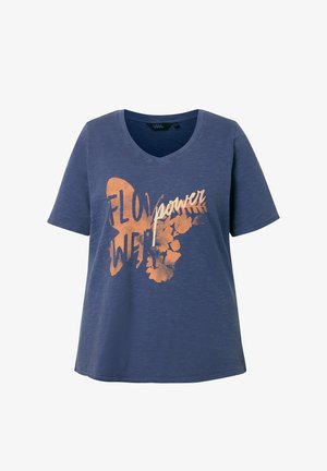 Laivastonsininen lyhythihainen V-pääntiepaita, jossa oranssi perhonen- ja kukkakuosi sekä etupuolella teksti "FLOWER power".