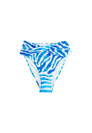 Braguitas de bikini de cintura alta a rayas de cebra azul y blancas con un detalle de cinturilla torcida, colocadas planas sobre un fondo blanco.
