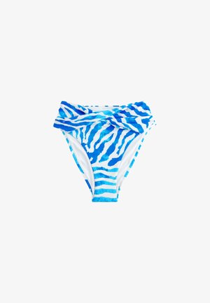 Braguitas de bikini de cintura alta a rayas de cebra azul y blancas con un detalle de cinturilla torcida, colocadas planas sobre un fondo blanco.