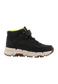 Zapatilla alta negra con parte superior texturizada, forro amarillo a contraste, correas ajustables y suela gruesa blanca y marrón.