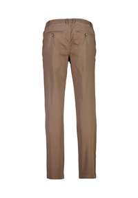 Pantaloni slim-fit marroni con passanti per cintura e due tasche posteriori con bottone, mostrati da dietro su uno sfondo bianco.