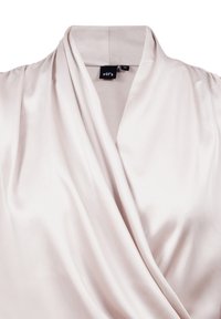 Satin-Wickeloberteil in hellem Beige mit tiefem V-Ausschnitt und drapiertem Design. Glatte Textur mit subtiler Struktur, ideal zum Schichten.