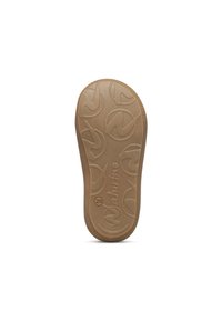 Suela de zapato de goma, marrón claro con patrones texturizados y marcas, forma redondeada, material flexible, con logotipo y detalles de tamaño grabados.