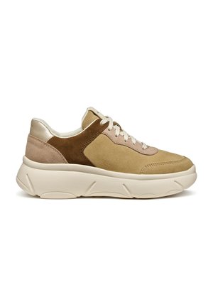 Sneaker in suede beige e marrone con una leggera suola in gomma color crema, punta rotonda e chiusura con lacci; dettagli in pelle liscia sul tallone.