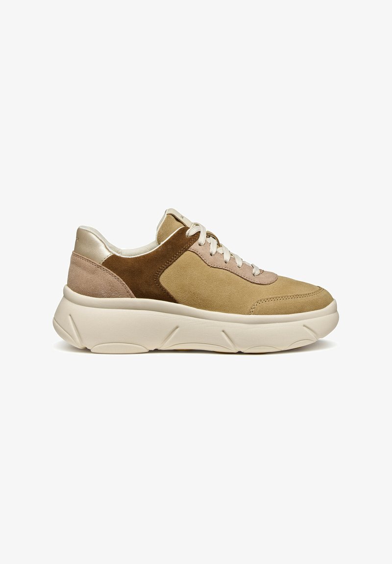 Sneaker in suede beige e marrone con una leggera suola in gomma color crema, punta rotonda e chiusura con lacci; dettagli in pelle liscia sul tallone.