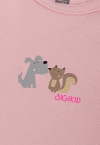 Light pink cotton shirt featuring a grey dog and a brown squirrel graphic. "SIGIKID" is printed in bright pink below the animals.