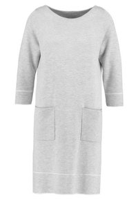Ljusgrå stickad klänning med båturringning, trekvartsärmar, två framfickor och rak passform, med en strukturerad yta.