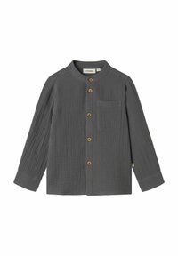 Camicia grigia con bottoni, realizzata in un tessuto testurizzato, con colletto rotondo, maniche lunghe e taschino sul petto con orlo curvo. Dettagli in legno sui bottoni.