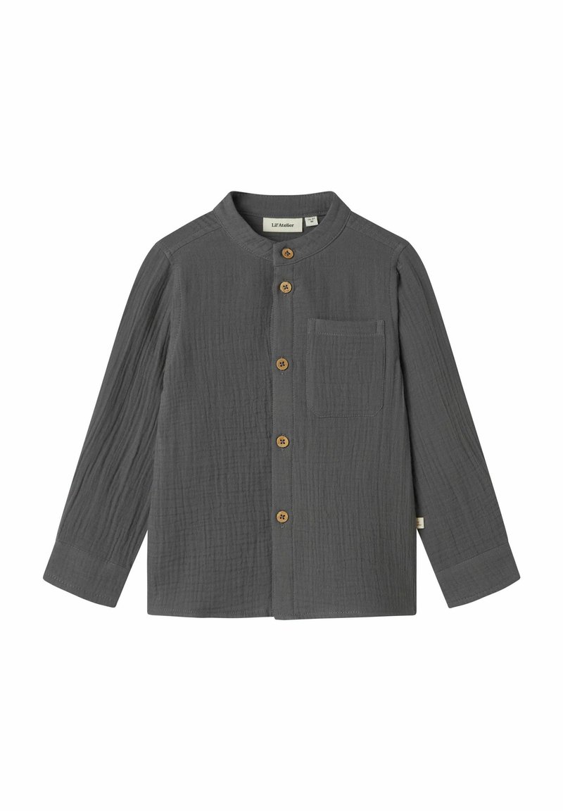 Camicia grigia con bottoni, realizzata in un tessuto testurizzato, con colletto rotondo, maniche lunghe e taschino sul petto con orlo curvo. Dettagli in legno sui bottoni.