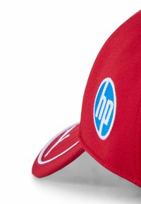 Czerwony czapka bejsbolowa z okrągłą koroną, z niebieskim haftowanym logo HP po boku i białym akcentem wokół daszka.