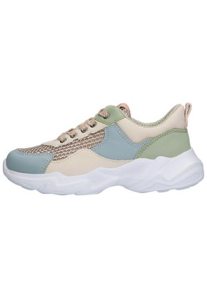 Chaussures de sport à lacets avec un dessus bleu clair, vert et beige, panneau en maille texturée et une épaisse semelle en caoutchouc blanc.