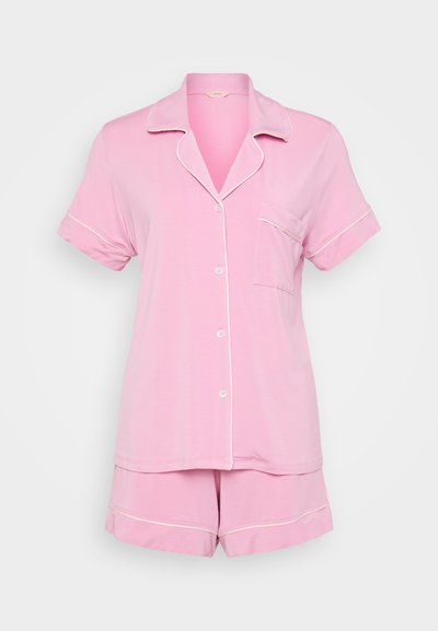 Conjunto de pijama rosa de mangas curtas, apresentando uma camisa com colarinho e um bolso, e calções combinando, realçados com detalhes em branco.