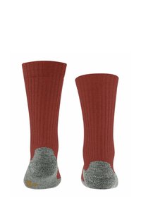 Czerwone skarpetki do kolan z żebrowanym teksturem i szarymi wzmocnieniami pięt, wyeksponowane na białym tle.